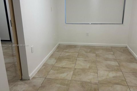 Propiedad comercial en alquiler en Miami, Florida, 1 dormitorio, 166.85 m2 № 2085962 - foto 3