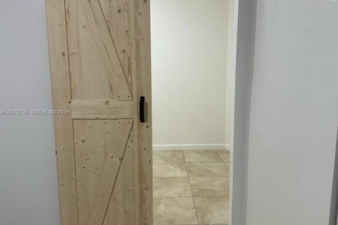 Propiedad comercial en alquiler en Miami, Florida, 1 dormitorio, 166.85 m2 № 2085962 - foto 4