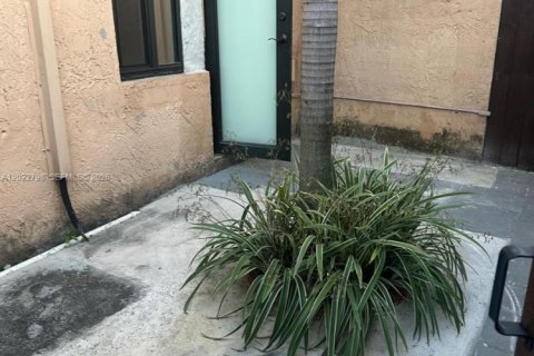 Propiedad comercial en Miami, Florida 1 dormitorio, 166.85 m2 № 2085962