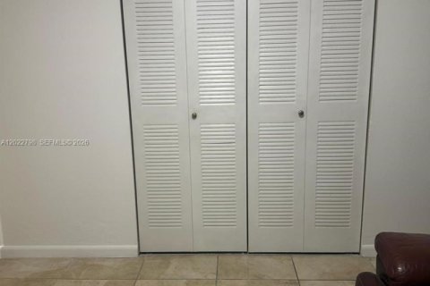 Propiedad comercial en alquiler en Miami, Florida, 1 dormitorio, 166.85 m2 № 2085962 - foto 5