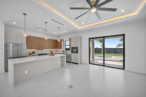 Casa en venta en Cape Coral, Florida, 4 dormitorios, 166.57 m2 № 2066497 - foto 15