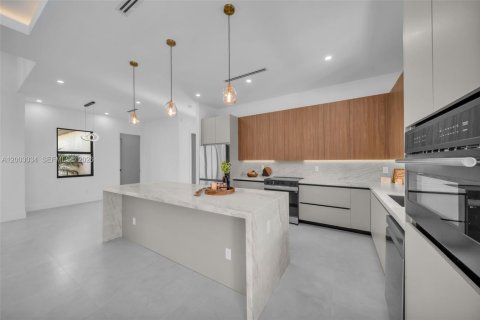 Casa en venta en Cape Coral, Florida, 4 dormitorios, 166.57 m2 № 2066497 - foto 10