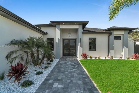 Casa en venta en Cape Coral, Florida, 4 dormitorios, 166.57 m2 № 2066497 - foto 2