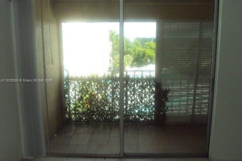 Condo in Lauderhill, Florida, 1 bedroom  № 1802682 - photo 5