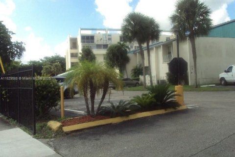Condo in Lauderhill, Florida, 1 bedroom  № 1802682 - photo 10