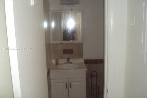 Condo in Lauderhill, Florida, 1 bedroom  № 1802682 - photo 8