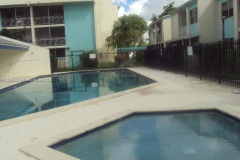 Condo in Lauderhill, Florida, 1 bedroom  № 1802682 - photo 9