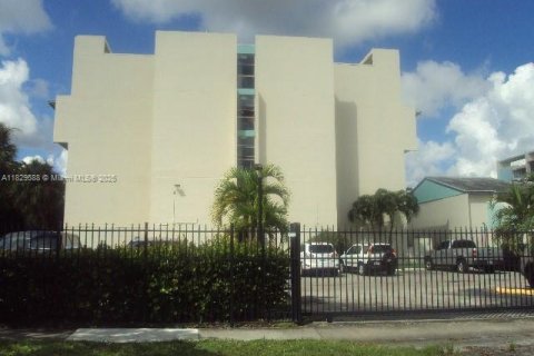 Condo in Lauderhill, Florida, 1 bedroom  № 1802682 - photo 1
