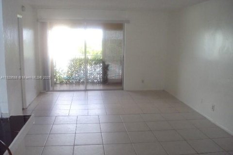 Condo in Lauderhill, Florida, 1 bedroom  № 1802682 - photo 3
