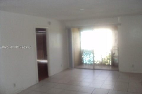 Condo in Lauderhill, Florida, 1 bedroom  № 1802682 - photo 4