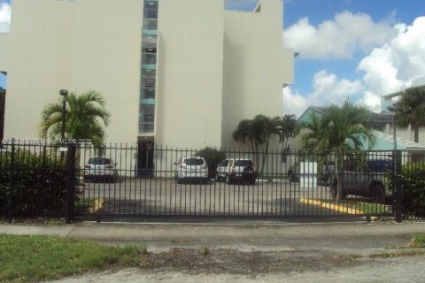 Condo in Lauderhill, Florida, 1 bedroom  № 1802682 - photo 2