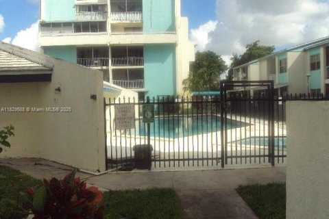 Condo in Lauderhill, Florida, 1 bedroom  № 1802682 - photo 12