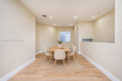 Touwnhouse à vendre à Doral, Floride: 3 chambres, 156.08 m2 № 2346667 - photo 3