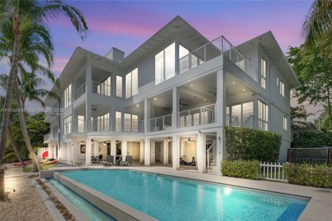 Casa en venta en Miami, Florida, 6 dormitorios, 888.24 m2 № 1995394 - foto 4