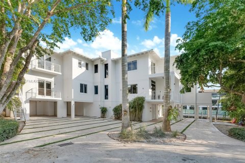 Casa en venta en Miami, Florida, 6 dormitorios, 888.24 m2 № 1995394 - foto 21