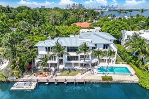 House in Miami, Florida 6 bedrooms, 888.24 sq.m. № 1995394