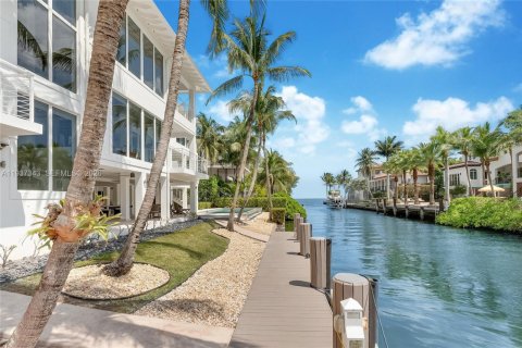 Casa en venta en Miami, Florida, 6 dormitorios, 888.24 m2 № 1995394 - foto 23