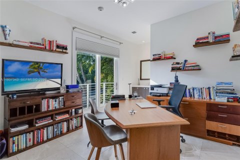 Casa en venta en Miami, Florida, 6 dormitorios, 888.24 m2 № 1995394 - foto 18