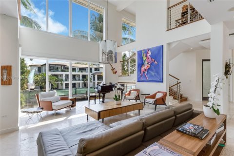 Casa en venta en Miami, Florida, 6 dormitorios, 888.24 m2 № 1995394 - foto 11