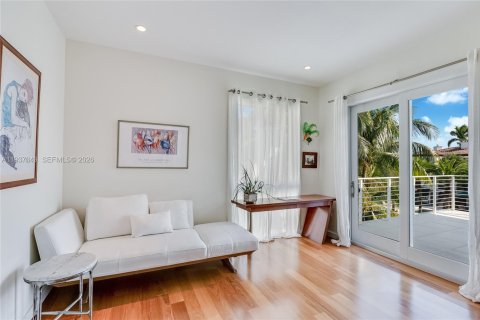 Casa en venta en Miami, Florida, 6 dormitorios, 888.24 m2 № 1995394 - foto 30