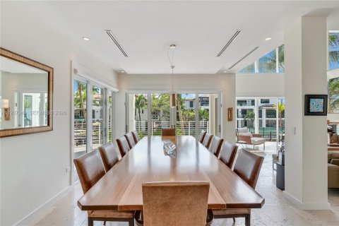 Casa en venta en Miami, Florida, 6 dormitorios, 888.24 m2 № 1995394 - foto 12
