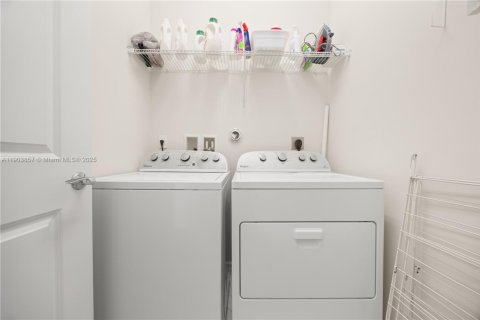 Townhouse in Hollywood, Florida 3 bedrooms, 164.34 sq.m. № 2012285 - photo 19