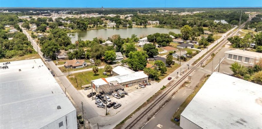 Commercial property in Mulberry, Florida № 2214902