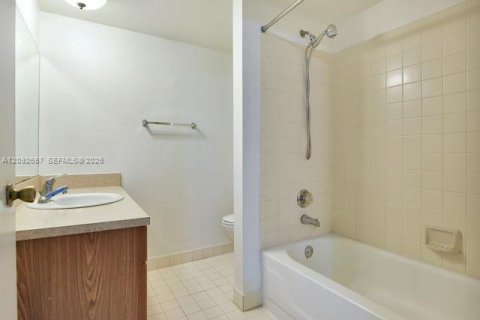 Condo in Fort Lauderdale, Florida, 1 bedroom  № 2378390 - photo 13