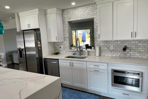 House in Sarasota, Florida 3 bedrooms, 167.5 sq.m. № 1882997 - photo 12