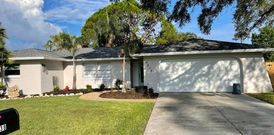 House in Sarasota, Florida 3 bedrooms, 167.5 sq.m. № 1882997