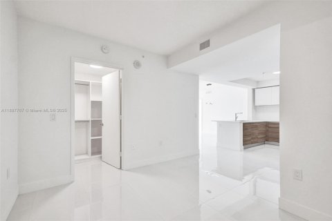 Condo in Sunny Isles Beach, Florida, 2 bedrooms  № 1949176 - photo 24