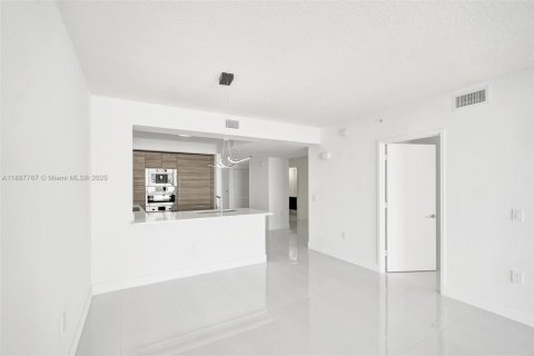 Condo in Sunny Isles Beach, Florida, 2 bedrooms  № 1949176 - photo 16