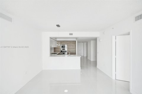 Condo in Sunny Isles Beach, Florida, 2 bedrooms  № 1949176 - photo 17