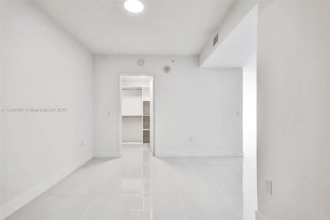 Condo in Sunny Isles Beach, Florida, 2 bedrooms  № 1949176 - photo 25