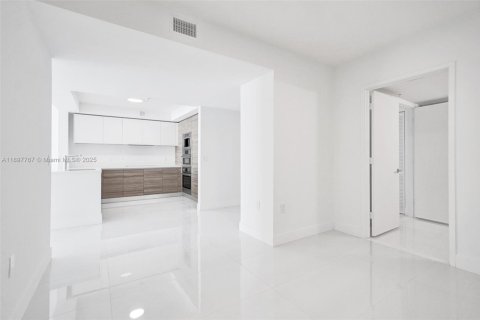 Condo in Sunny Isles Beach, Florida, 2 bedrooms  № 1949176 - photo 23