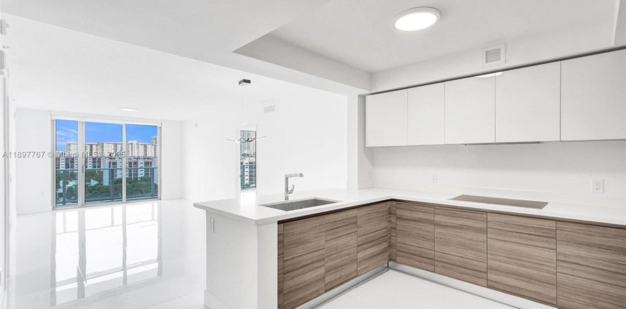 Condo in Sunny Isles Beach, Florida, 2 bedrooms  № 1949176