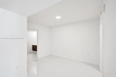 Condo in Sunny Isles Beach, Florida, 2 bedrooms  № 1949176 - photo 22