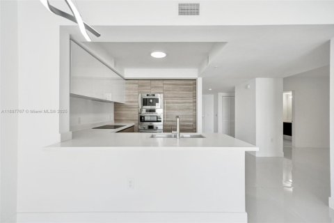 Condo in Sunny Isles Beach, Florida, 2 bedrooms  № 1949176 - photo 20