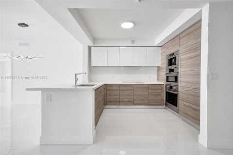 Condo in Sunny Isles Beach, Florida, 2 bedrooms  № 1949176 - photo 19