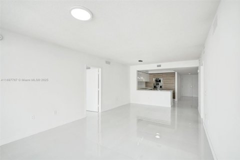 Condo in Sunny Isles Beach, Florida, 2 bedrooms  № 1949176 - photo 13