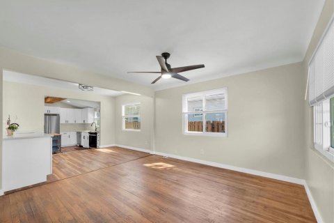 House in Saint Petersburg, Florida 3 bedrooms, 76.18 sq.m. № 1898845 - photo 6