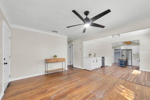House in Saint Petersburg, Florida 3 bedrooms, 76.18 sq.m. № 1898845 - photo 3