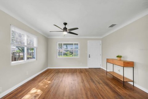 House in Saint Petersburg, Florida 3 bedrooms, 76.18 sq.m. № 1898845 - photo 4