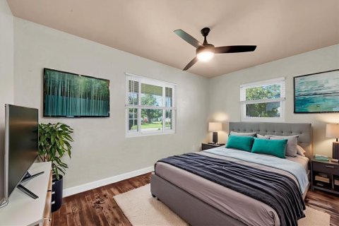 House in Saint Petersburg, Florida 3 bedrooms, 76.18 sq.m. № 1898845 - photo 15