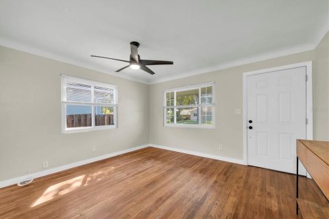 House in Saint Petersburg, Florida 3 bedrooms, 76.18 sq.m. № 1898845 - photo 2