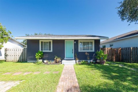House in Saint Petersburg, Florida 3 bedrooms, 76.18 sq.m. № 1898845 - photo 1