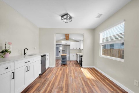 House in Saint Petersburg, Florida 3 bedrooms, 76.18 sq.m. № 1898845 - photo 8