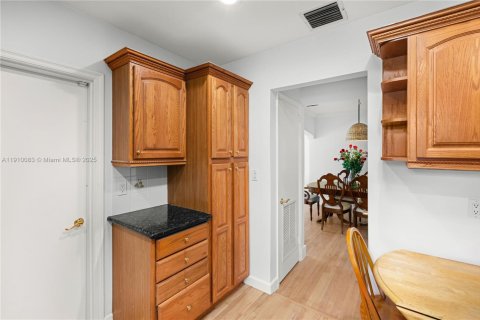 Villa ou maison à louer à Coral Gables, Floride: 2 chambres, 160.72 m2 № 1966378 - photo 19