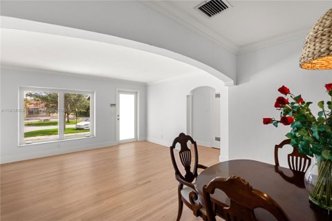 Villa ou maison à louer à Coral Gables, Floride: 2 chambres, 160.72 m2 № 1966378 - photo 13