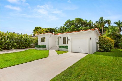 Villa ou maison à louer à Coral Gables, Floride: 2 chambres, 160.72 m2 № 1966378 - photo 1